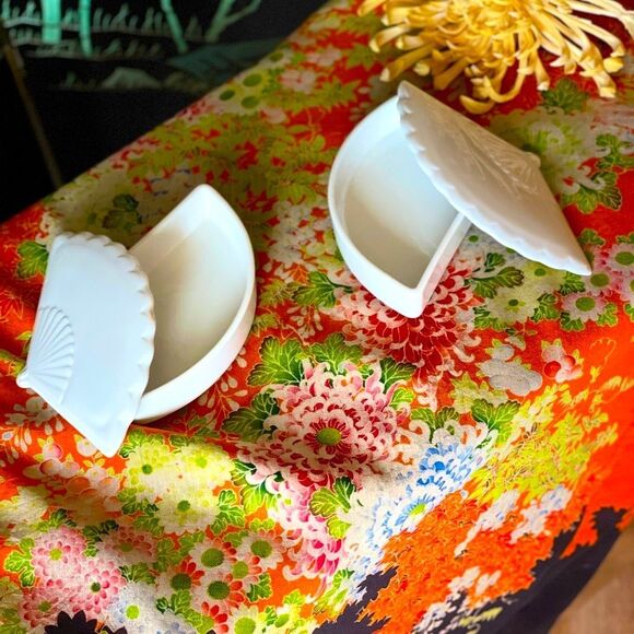 ♥️VINTAGE PAIR CHINOISERIE BONE WHITE FAN TRINKET DISHES GRAND MILLENNIAL DECOR - Picture 9 of 16